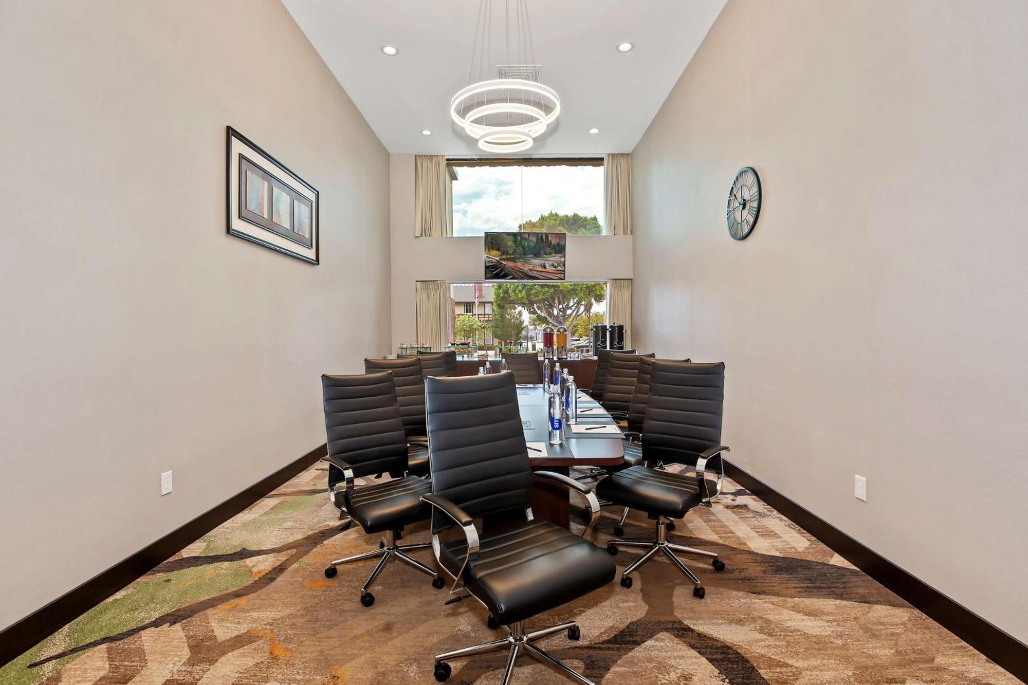 מלון Doubletree By Hilton וויטייר מראה חיצוני תמונה